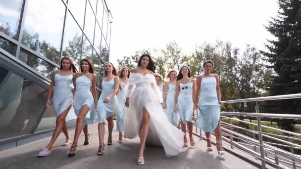 Gyönyörű Menyasszony Csinos Koszorúslányok Halványkék Ruhában Ujjongó Kezekkel Sétálnak Egy — Stock videók