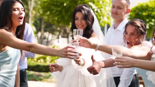 Невеста Пьет Шампанское Тостит Бокалы Возбужденными Друзьями Аплодирует Свадебные Друзья — стоковое видео