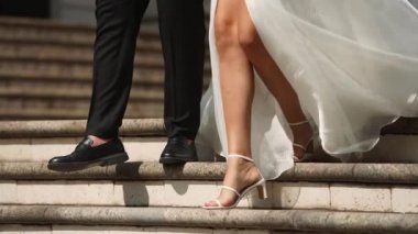 Gelin ve damat lüks malikane avlusunda mermer merdivenlerden iniyorlar. Beyaz elbiseli bir adam ve kadın, saray bahçesinde el ele tutuşarak uzun bir peçe yürüyüşü. Yeni evliler bir düğün mekanında seremoniye giderler..