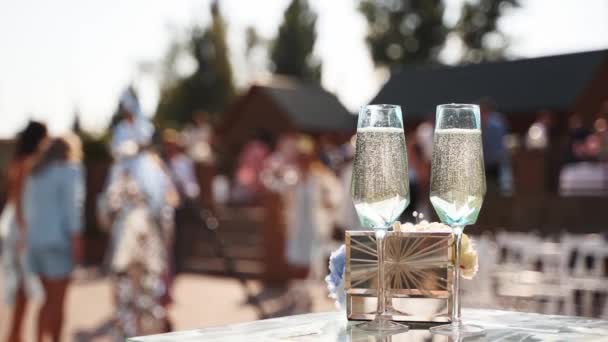 Deux Verres Vin Avec Champagne Mousseux Lors Cérémonie Mariage Côté — Video