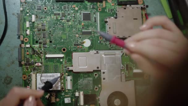 Servicio Reparación Electrónica Trabajador Del Centro Reparación Tableros Electrónicos Primer — Vídeo de stock
