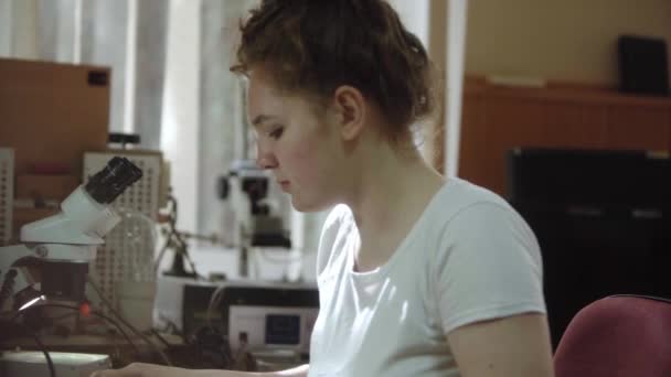 Arbeiterin Einem Service Center Mit Mikroskop Und Elektronischer Schalttafel Mädchen — Stockvideo