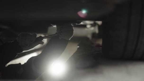 Kobieta Mechanik Samochodowy Noszący Rękawiczki Pracujące Pod Samochodem Warsztacie Samochodowym — Wideo stockowe