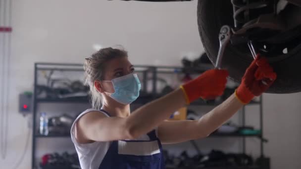 Mechanikerin Repariert Die Fahrwerksaufhängung Starke Frau Arbeitet Mit Steckschlüssel Stoßdämpfer — Stockvideo