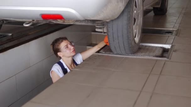 Mecánica Femenina Inspeccionando Suspensión Del Coche Detector Juego Ruedas Hidráulicas — Vídeos de Stock