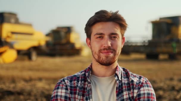 Portrait Fermier Fier Avec Les Mains Croisées Sur Poitrine Dans — Video