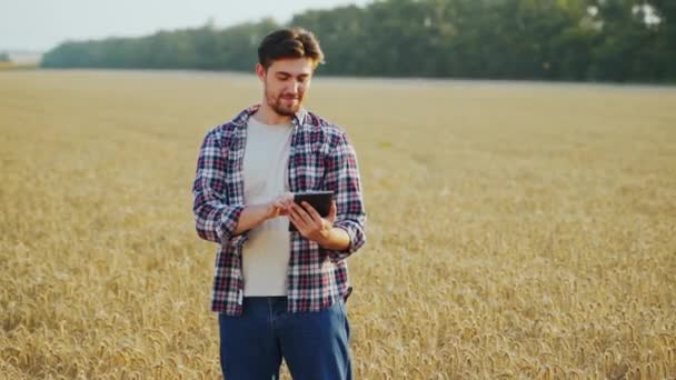 Precisie Slimme Landbouw Farmer Holding Tablet Met Behulp Van Online — Stockvideo