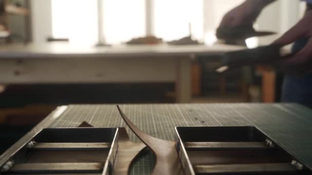 Kožený Řemeslník Pracuje Dílně Mistr Vyrábějící Kožené Výrobky Muž Připravuje — Stock video