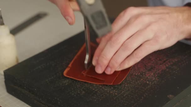 Kožený Řemeslník Pracuje Dílně Mistr Vyrábí Koženou Peněženku Muž Řeže — Stock video