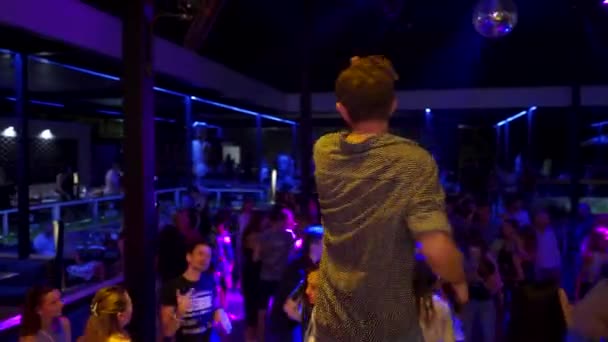 Маріуполь Україна Липня 2021 Року Люди Танцюють Радіють Нічному Клубі — стокове відео
