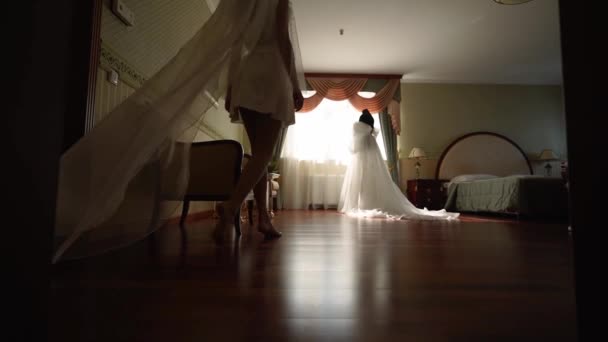Nevěsta Vstupuje Místnosti Dlouhém Svatebním Závoji Hladí Dotýká Rukou Svých — Stock video