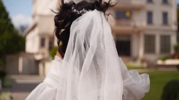 Noiva Bonita Véu Arejado Longo Vestido Branco Elegante Foge Câmera — Vídeo de Stock