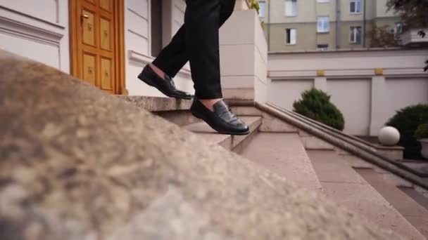 Szczelnie Ujęcie Biznesmena Czarnym Garniturze Mokasynach Schodzącego Marmurowymi Schodami Luksusowego — Wideo stockowe