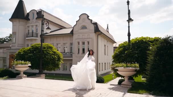 Noiva Bonita Véu Arejado Longo Vestido Branco Elegante Gira Com — Vídeo de Stock