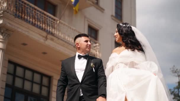 Sposo Sposo Scendendo Scale Marmo Nel Lussuoso Cortile Della Villa — Video Stock