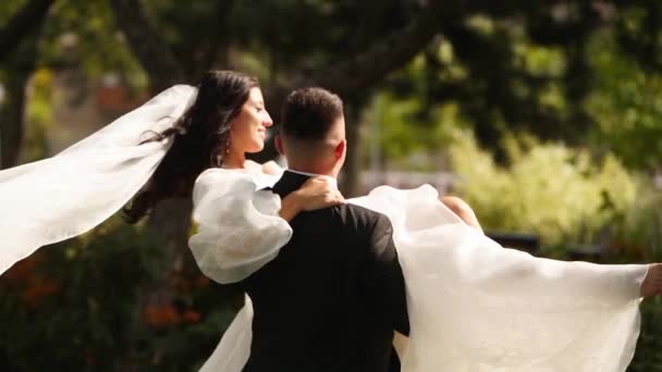 Bräutigam Spinnt Braut Hält Seine Hände Hochzeitstag Romantische Aufgeregte Brautpaare — Stockvideo
