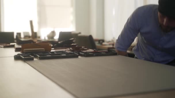 Τεχνίτης Δέρματος Εργάζεται Ένα Εργαστήριο Master Κάνοντας Δερμάτινα Προϊόντα Άνθρωπος — Αρχείο Βίντεο