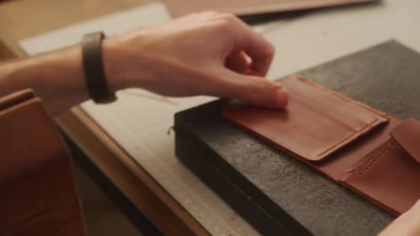 Kožený Řemeslník Pracuje Dílně Mistr Výrobu Kožené Peněženky Kapsou Mince — Stock video