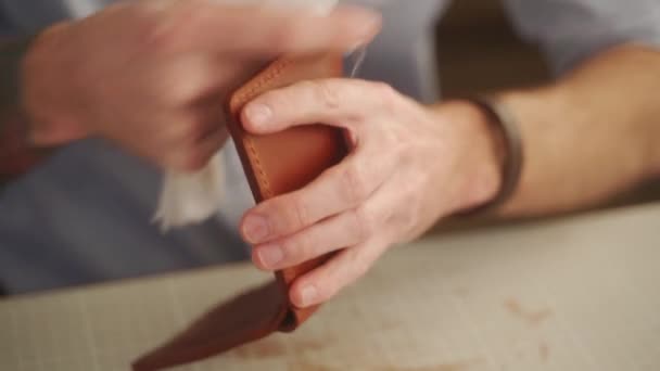 Kožený Řemeslník Pracuje Dílně Mistr Vyrábí Bifold Koženou Peněženku Kapsou — Stock video