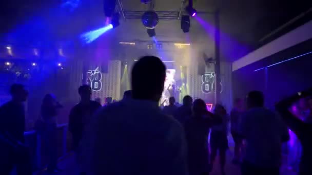 Mariupol Oekraïne Juli 2021 Mensen Dansen Juichen Barbaris Nachtclub Zanger — Stockvideo