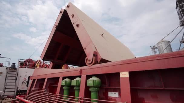 Marinaio Che Chiude Stive Carico Sulla Nave Bulker Presso Terminale — Video Stock