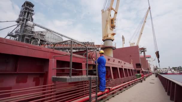 Marin Ouvre Des Cales Cargaison Sur Vraquier Terminal Céréalier Port — Video