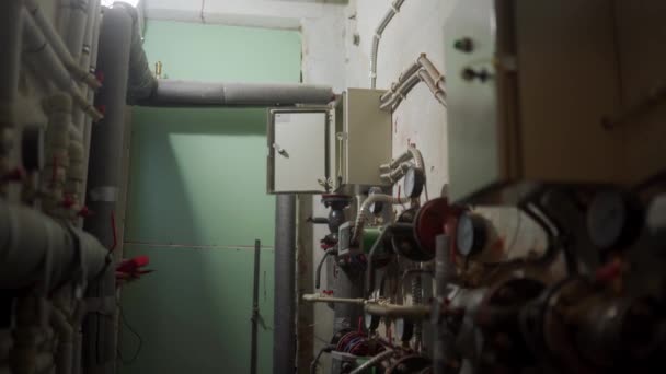 Elektricien Inspecteren Bedieningspaneel Met Multimeter Een Stadsverwarming Onderstation Master Uniform — Stockvideo