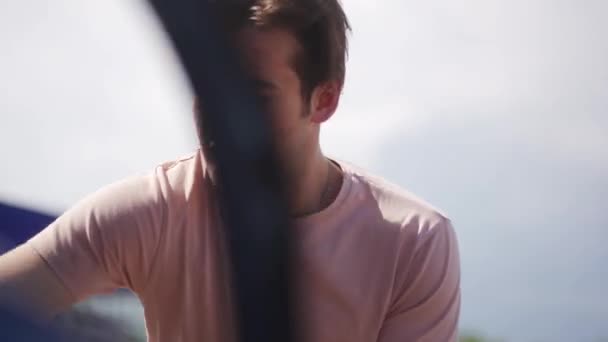 Mann Rosafarbenen Shirt Bewegt Karton Kofferraum Seines Autos Männlicher Fahrer — Stockvideo