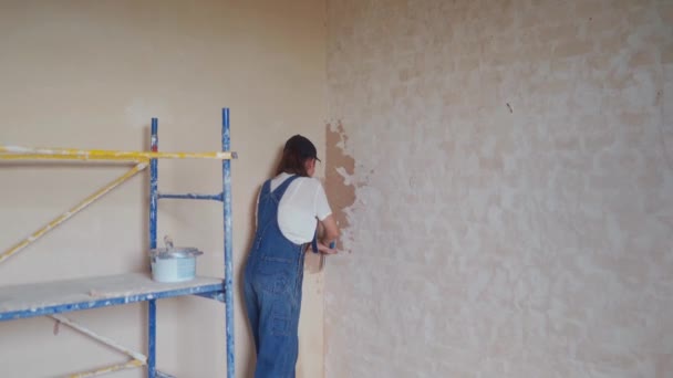 Professional Plasterer Female Spackles Wall Applies Spreads Plaster Spatula Overalls — Stock Video