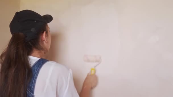 Pelukis Profesional Wanita Melukis Dinding Dengan Rol Dan Nampan Lokasi — Stok Video