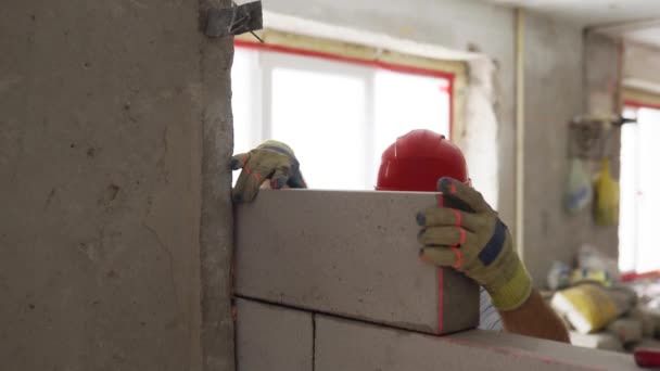 Opdrachtnemer Brengt Polyurethaan Schuim Lijm Met Een Pistool Betonnen Muur — Stockvideo