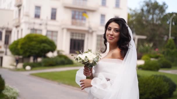 Hezká Nevěsta Dlouhém Vzdušném Závoji Elegantní Bílé Šaty Voní Květiny — Stock video