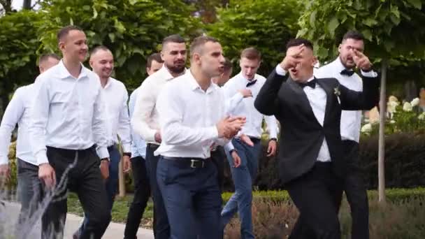 Flexão Noivo Divertindo Andando Com Padrinhos Dia Casamento Feliz Homem — Vídeo de Stock