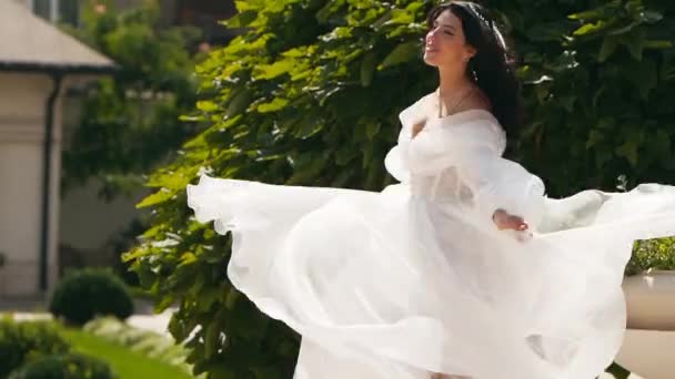 Noiva Bonita Véu Arejado Longo Vestido Branco Elegante Gira Com — Vídeo de Stock