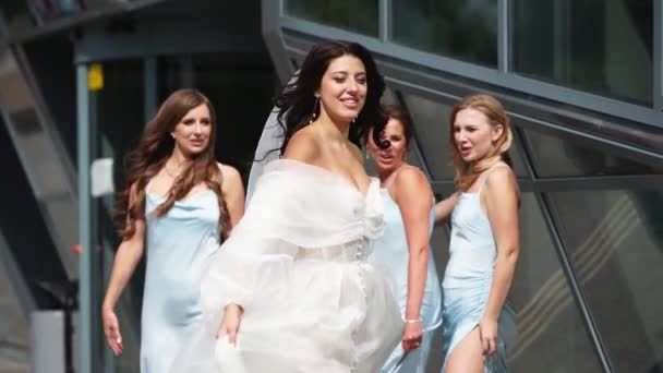 Uzun Havadar Peçeli Güzel Bir Gelin Düğün Günü Nedimelerle Havada — Stok video