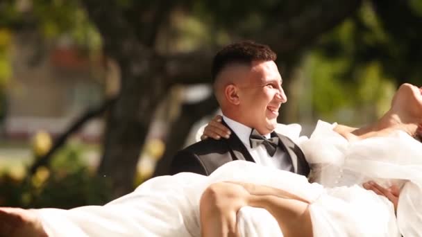 Noivo Girando Noiva Segurando Suas Mãos Dia Casamento Romântico Casal — Vídeo de Stock