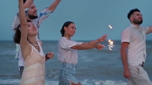 Multietniska Vänner Promenader Dans Kul Natten Fest Vid Havet Med — Stockvideo