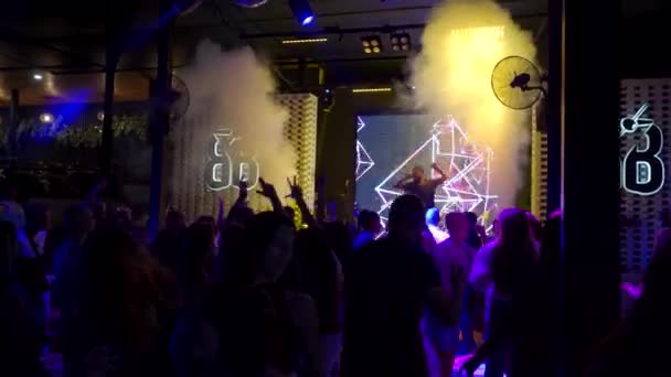 Mariupol Ucrânia Julho 2021 Pessoas Dançar Aplaudir Clube Nocturno Barbaris — Vídeo de Stock