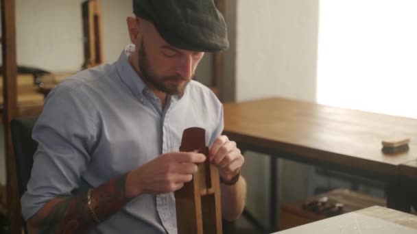 Bőrműves Egy Műhelyben Dolgozik Mester Bőrtárcát Készít Ember Rétegelt Lemez — Stock videók