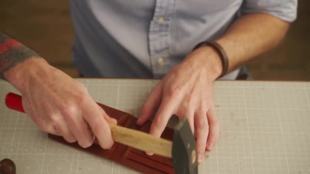 Leather Craftsman Works Workshop Master Making Leather Wallet Man Applies — Vídeo de stock