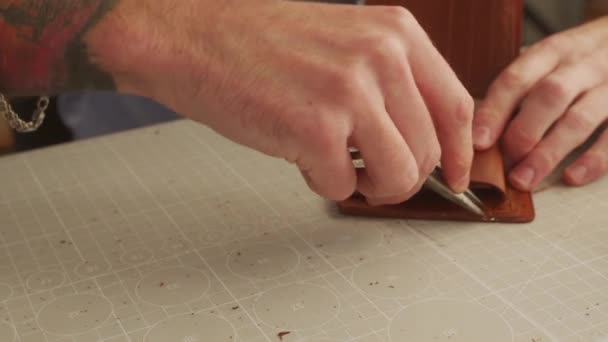 Lederhandwerker Arbeitet Einer Werkstatt Meister Macht Zweifach Lederne Brieftasche Mann — Stockvideo