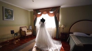 Gelinlik odasında manken mankeni üzerinde şık bir gelinlik..