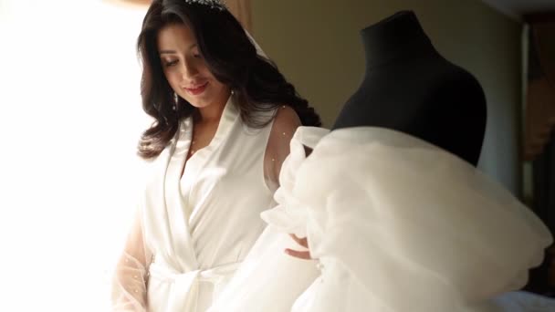 Mariée Entre Dans Chambre Avec Long Voile Nuptial Caresse Touche — Video