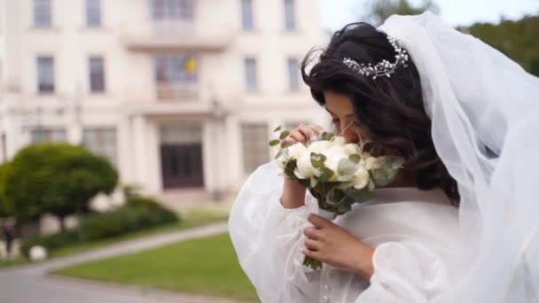 Noiva Bonita Véu Arejado Longo Vestido Branco Elegante Cheira Flores — Vídeo de Stock
