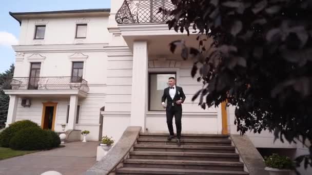 Muž Šedém Obleku Kabátě Jde Dolů — Stock video