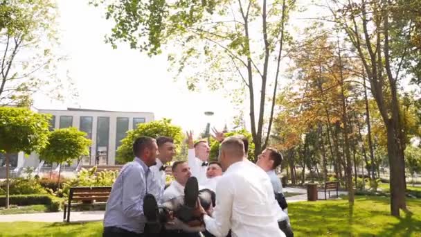 Sağdıçlar Damadı Havaya Fırlattı Adam Düğün Günü Parkta Iyi Arkadaşlarıyla — Stok video