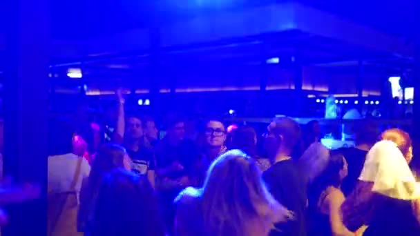 Mariupol Ucrânia Julho 2021 Pessoas Estão Dançando Torcendo Clube Noturno — Vídeo de Stock