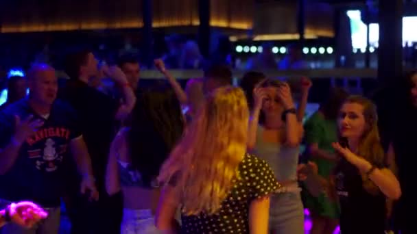 Mariupol Ukraine July 2021 周末派对上在Barbaris夜总会跳舞的女人迪斯科舞会上迷人的女孩跳舞 人们在灯火通明的迪斯科舞厅聚会 — 图库视频影像