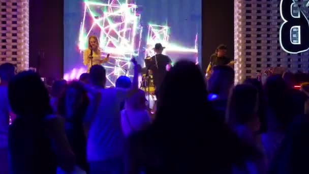 마리우폴 우크라 2021 기타리스트 드러머와 무대에서 공연한다 사람들은 바르바 나이트 — 비디오