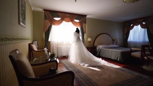 Elegantes Weißes Luxushochzeitskleid Auf Einer Schaufensterpuppe Einem Bräutelzimmer — Stockvideo